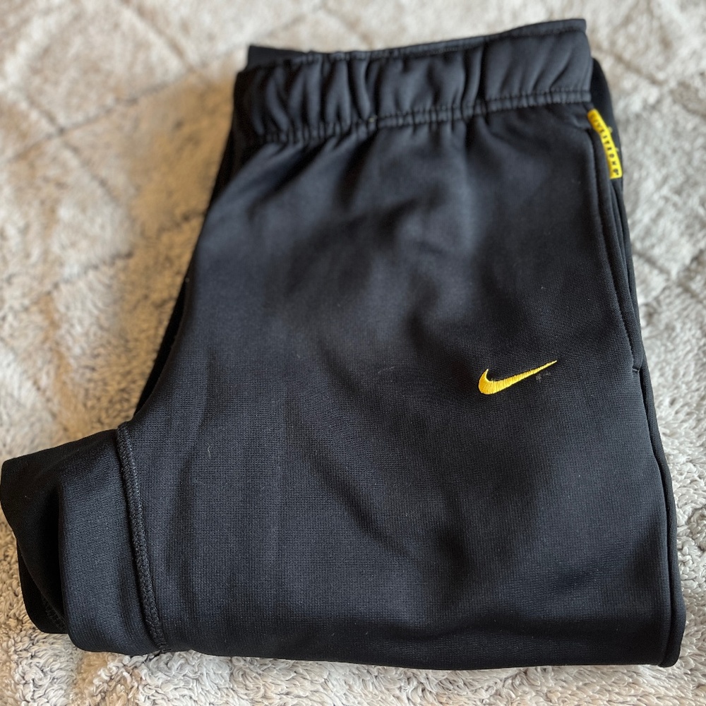 Sweatpants Nike, medium, worn a couple times. Good condition. Straight legged